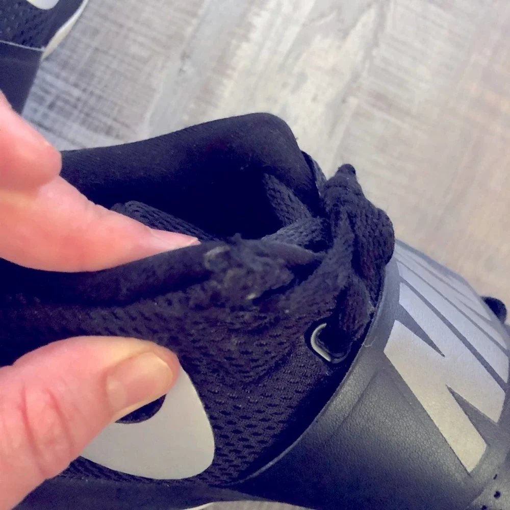 Nike team hustle D8 black boys sneakers